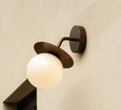 Applique*Nuura Applique d'extérieur, Liila, , IP54, Ø14cm, H26cm - bronze, globe opalin