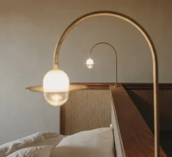 Applique*Contain Applique murale, Alba Curve Arm, , L15cm, H22cm - laiton brossé, verre transparent