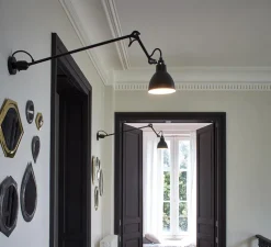 Applique murale, Lampe Gras 304 L60, corps noir, abat-jour rond noir (intérieur blanc), L60cm, H14cm - DCW éditions Paris