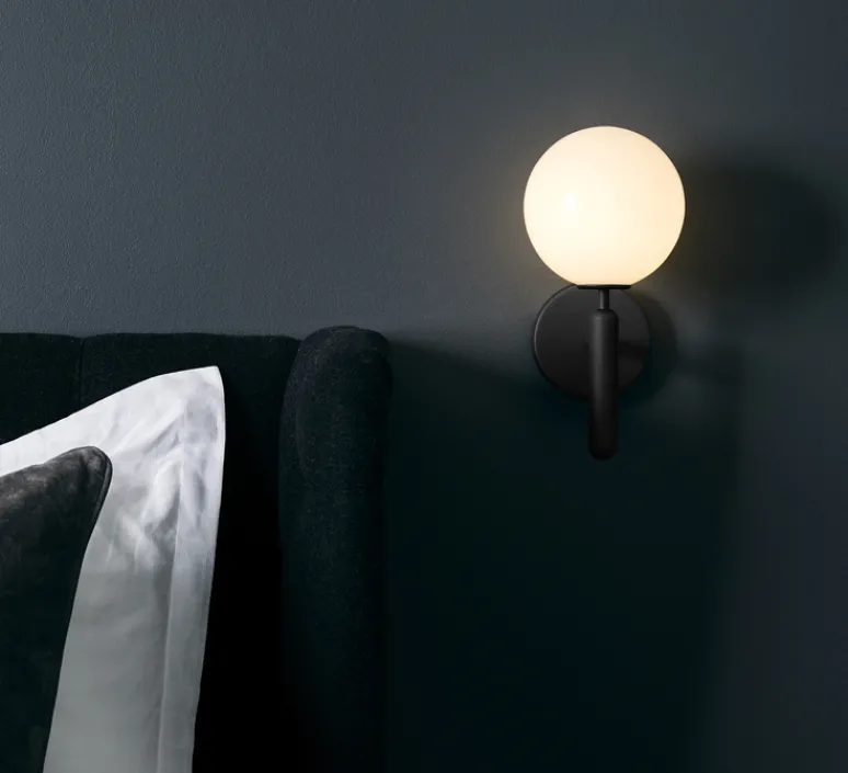 Applique*Nuura Applique murale, Miira, , L14cm, H28,5cm - gris roche, globe opalin