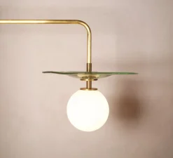 Applique murale, Plat Mini, laiton brossé, verre transparent vert, globe opalin, L22,5cm, P26cm - Contain