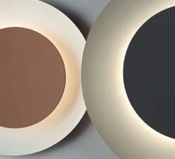 Applique*Vibia Applique murale, Puck Wall Art 5487, marron M1 et gris D1, LED, dim, DALI-2, 2700K, 2388lm, L87cm, H87cm - marron M1 et gris L1