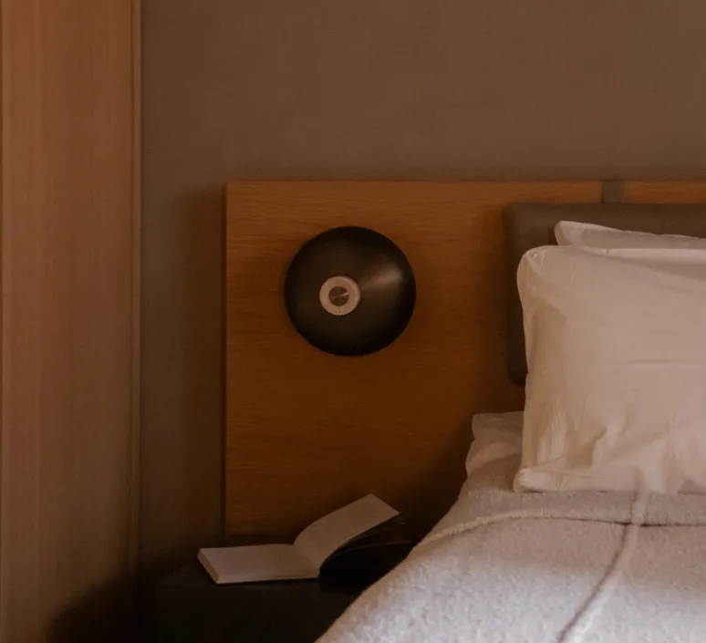 Applique*Audo Copenhagen Applique murale, Reverse, , LED, dim, 2200-3000K, 460 lm, Ø24,3cm, H15,7cm - bronze, travertin