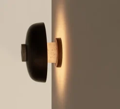Applique*Audo Copenhagen Applique murale, Reverse, , LED, dim, 2200-3000K, 460 lm, Ø24,3cm, H15,7cm - bronze, travertin