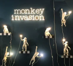 Applique|Enfants*Seletti Applique murale, singe, Monkey Hanging, gauche, , H76,5cm - blanc