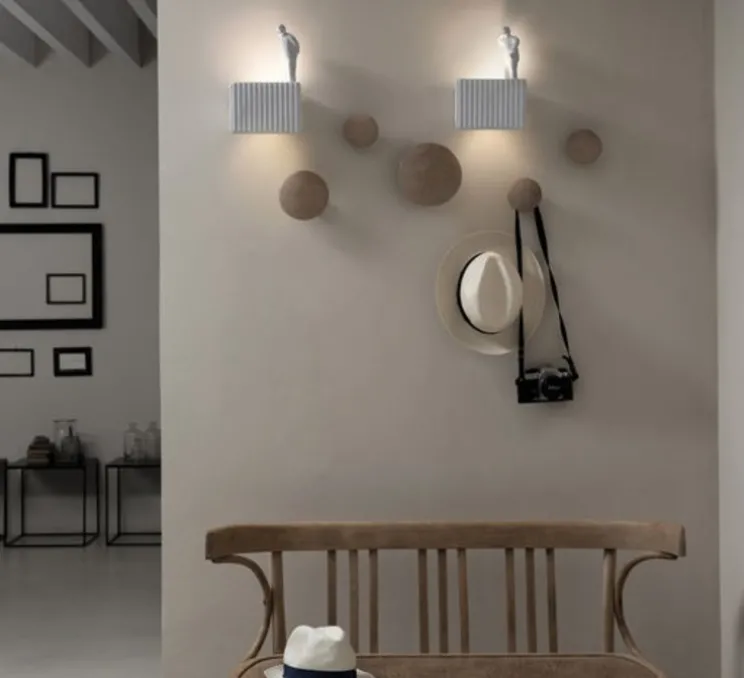 Applique murale, Umarell, avec personnage adossé, blanc mat, LED, 3000K, 1282 lm, L18cm, H28cm - Karman