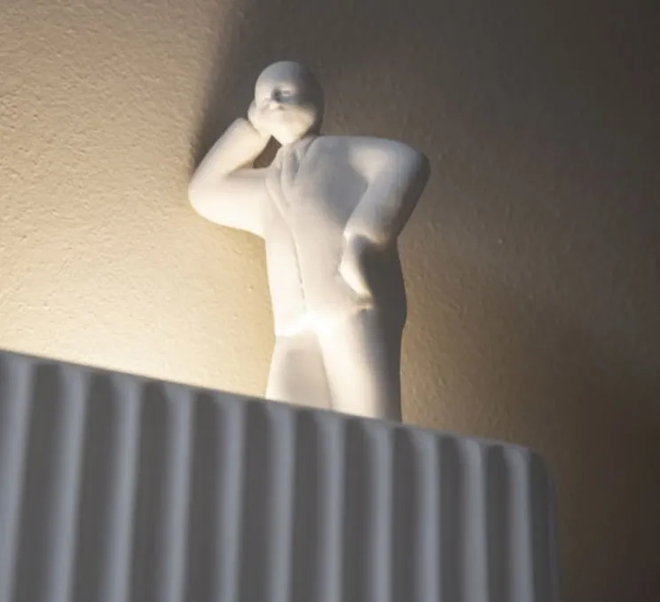 Applique murale, Umarell, avec personnage adossé, blanc mat, LED, 3000K, 1282 lm, L18cm, H28cm - Karman