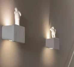 Applique*Karman Applique murale, Umarell, avec personnage debout, , LED, 3000K, 1282 lm, L18cm, H28cm - blanc mat