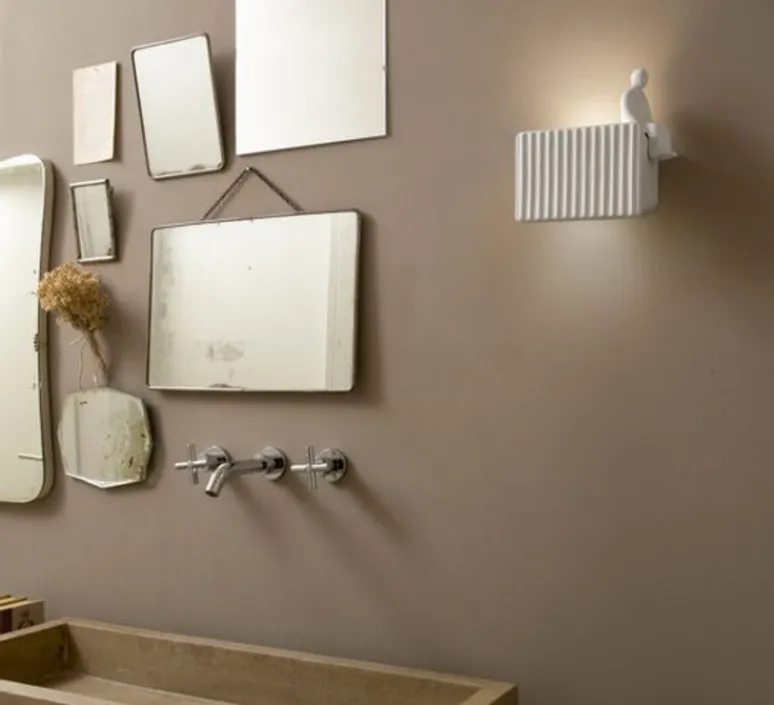 Applique*Karman Applique murale, Umarell, avec personnage assis, , LED, 3000K, 1282 lm, L18cm, H22cm - blanc mat