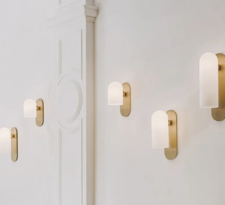 Applique*Schwung Applique, Odyssey Small, , L10,5cm, H23cm - opalin et laiton poli