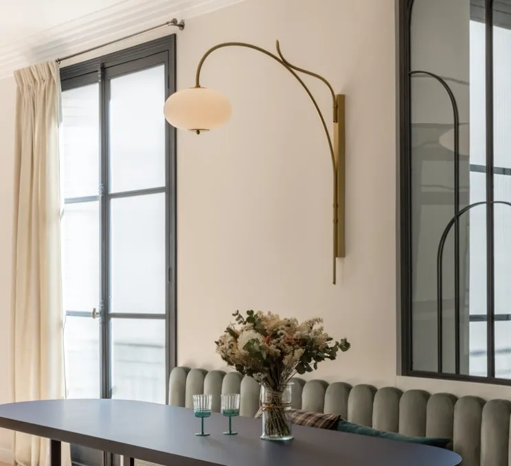 Applique ou plafonnier, IC Lights C/W1, opalin et chromé, L21,6cm, H20cm - Flos