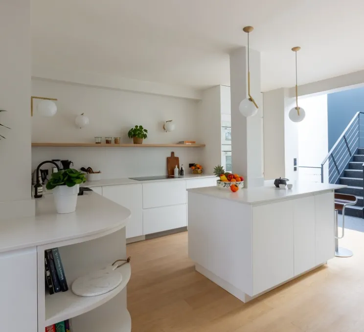 Applique ou plafonnier, IC Lights C/W1, opalin et laiton brossé, L21,6cm, H20cm - Flos