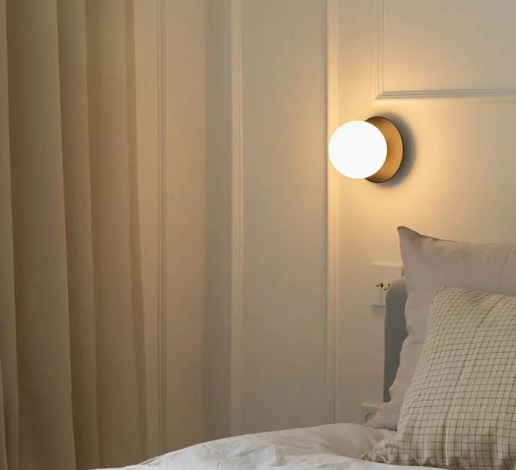 Applique ou plafonnier, Liila 1 small, noir, blanc opal, IP44, Ø14cm, H14,9cm - Nuura