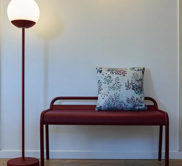 Baladeuse, Lampadaire H134, cerise noire, Mooon! IP44, 3000K à 6000K, 500lm, dim, Ø25cm, H134cm - Fermob