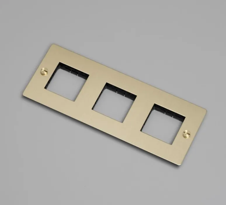 Prise*Buster & Punch Façade, Buster, Triple horizontal, Laiton, Sans insert, L23,2cm, H9cm -