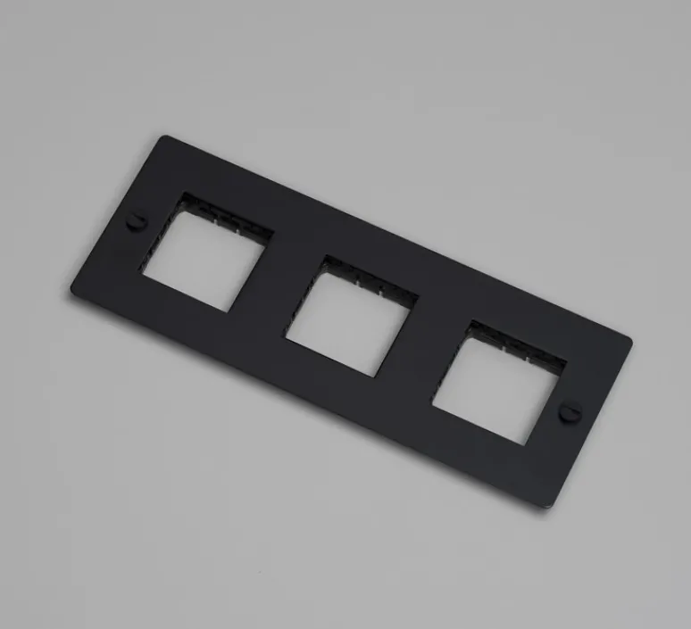 Prise*Buster & Punch Façade, Buster, Triple horizontal, Noir, Sans insert, L23,2cm, H9cm -