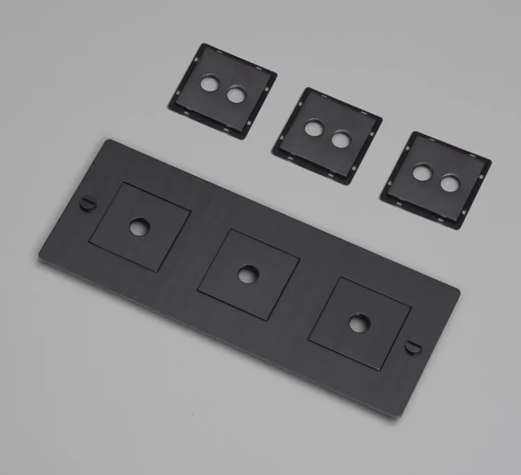 Façade, Buster, Triple horizontal, Bronze fumé, Avec insert, L23,2cm, H9cm - Buster & Punch