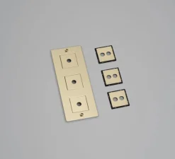 Interrupteur|Prise*Buster & Punch Façade, Buster, Triple vertical, Laiton, Avec insert, L9cm, H23,2cm -