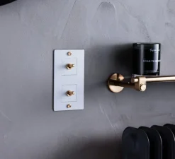 Interrupteur, Double vertical, Blanc, Va-et-vient x1, Va-et-vient x1, Laiton, L8,8cm, H16,1cm - Buster & Punch