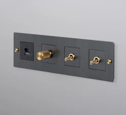 Interrupteur et Prise, Buster, Quadruple horizontal, Bronze fumé, Prise-USB A/C x1, Variateur x1, Va-et-vient x1, Va-et-vient x1, Laiton, L30,3cm, H9cm - Buster & Punch