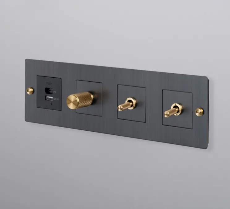 Interrupteur et Prise, Buster, Quadruple horizontal, Bronze fumé, Prise-USB A/C x1, Variateur x1, Va-et-vient x1, Va-et-vient x1, Laiton, L30,3cm, H9cm - Buster & Punch