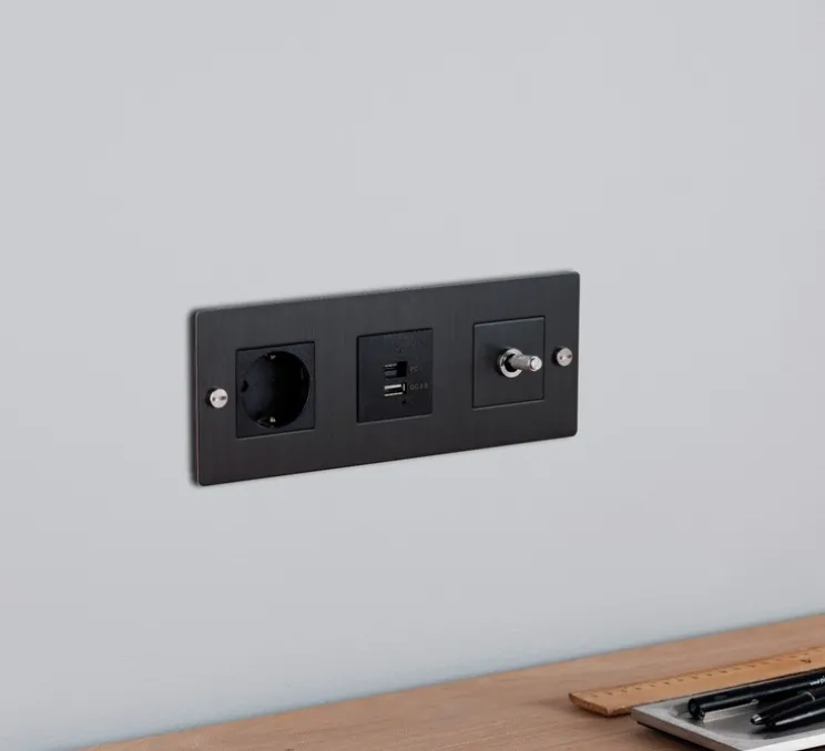 Interrupteur et Prise, Buster, Triple horizontal, Bronze fumé, Prise-Schuko x1, Prise-USB A/C x1, Va-et-vient x1, Acier, L23,2cm, H8,8cm - Buster & Punch
