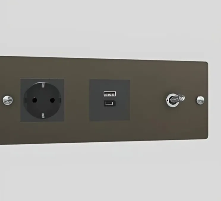 Interrupteur et Prise, Buster, Triple horizontal, Bronze fumé, Prise-Schuko x1, Prise-USB A/C x1, Va-et-vient x1, Acier, L23,2cm, H8,8cm - Buster & Punch