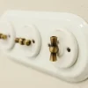 Interrupteur, Garby Colonial, Triple horizontal, Porcelaine blanc, Va-et-vient x3, Métal vieilli, L26,4cm, H17cm - Fontini