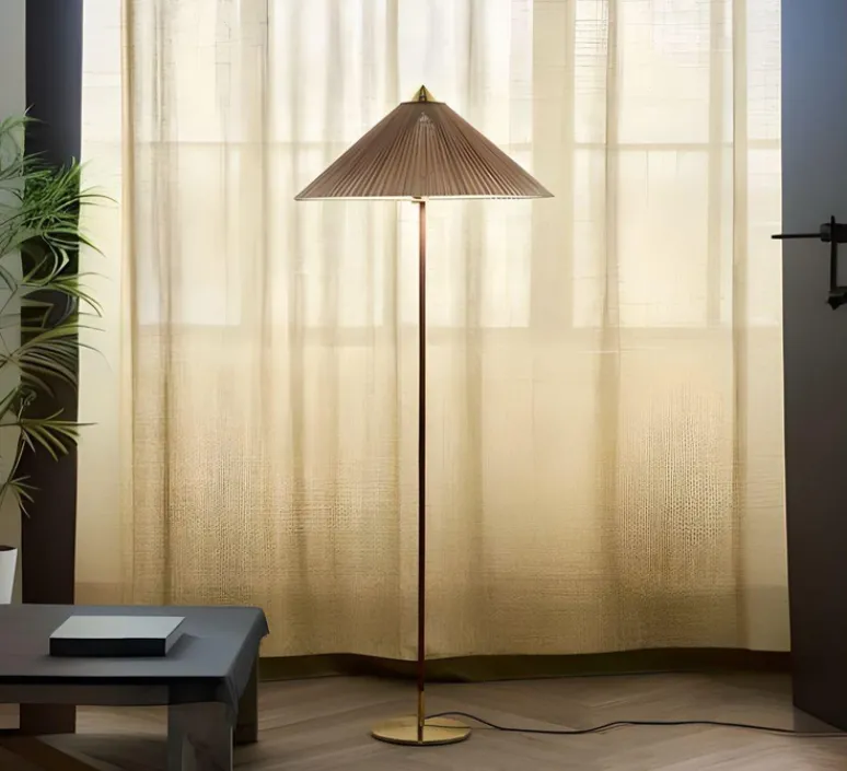 Lampadaire*Gubi Lampadaire, 9602, , Ø63cm, H153,5cm - abat-jour bamboo, laiton