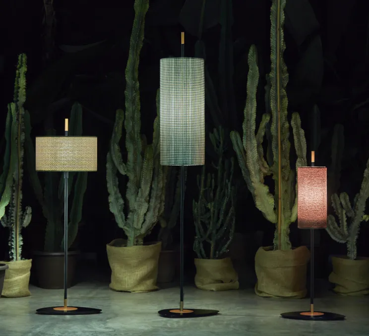 Lampadaire d'extérieur, Lagoon, large, abat-jour vert Dominica Caraibes, tissu Pierre Frey, structure laquée noire et cuivre, IP68, Ø25cm, H162,4cm - Contardi