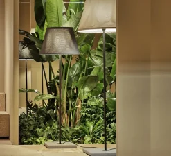 Lampadaire*Marset Lampadaire d'extérieur, TXL 2019 205, , IP65, L70cm, H204cm - Base béton, tige noir, abat-jour beige