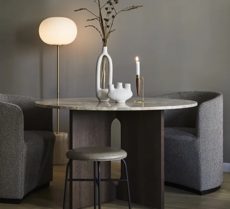 Lampadaire, JWDA, travertin, laiton, LED, 2200K, 700lm, Ø39cm, H150cm - Audo Copenhagen