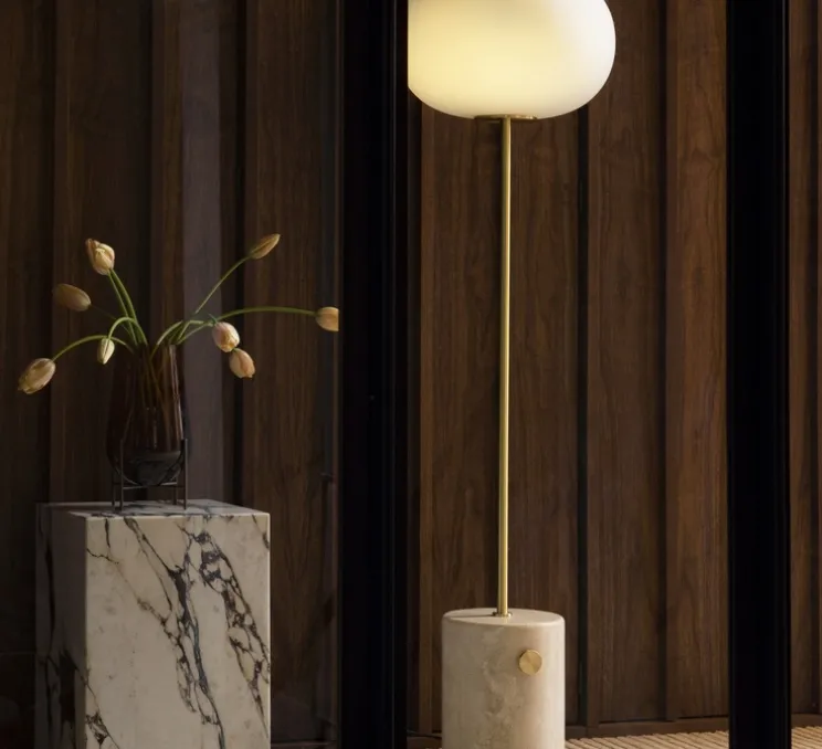 Lampadaire, JWDA, travertin, laiton, LED, 2200K, 700lm, Ø39cm, H150cm - Audo Copenhagen