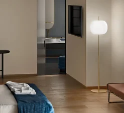 Lampadaire, Kushi XL, Verre opalin blanc, laiton, à variation, Ø43cm, H183cm - KDLN