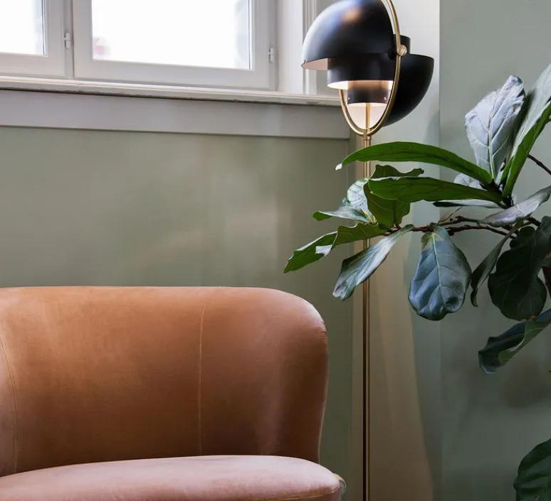 Lampadaire*Gubi Lampadaire, Multi-Lite, noir, laiton, Ø36cm, H148cm - noir et or