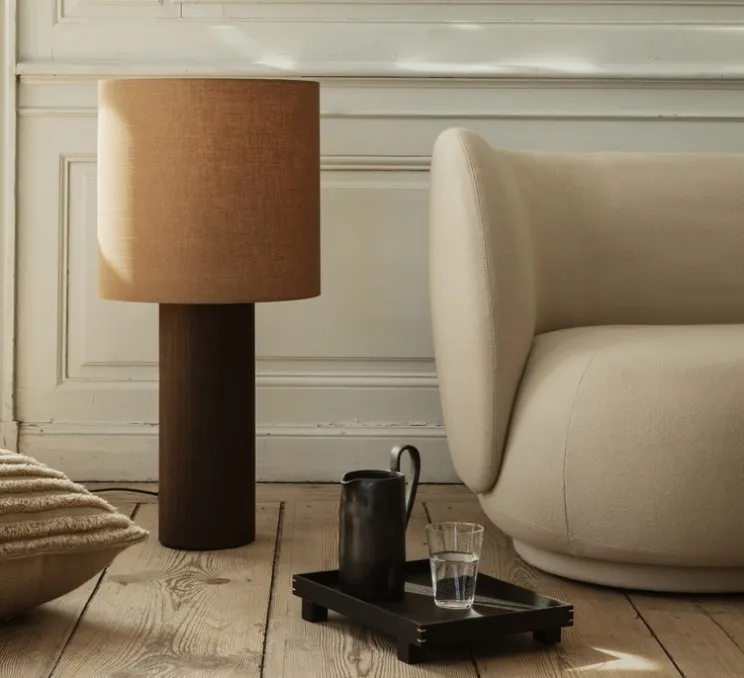 Lampadaire, Post Solid , chêne fumé, abat-jour curry, Ø42cm, H110cm - Ferm Living