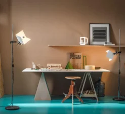 Lampadaire*Stilnovo Lampadaire, Triedro, , L35,1cm, H200cm - Abat-jour blanc métal brillant, métal noir