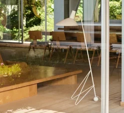 Lampadaire*Andtradition Lampadaire, Tripod HM8, blanc mat, L47cm, H134cm - blanc mat, laiton