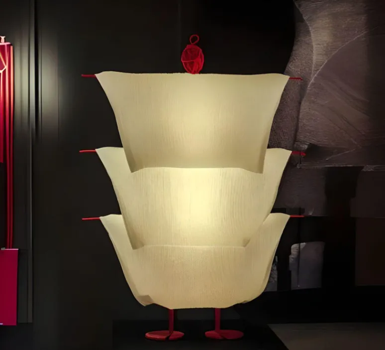 Lampadaire*Ingo Maurer Lampadaire, Walking in the Rain, , LED, dim, 2700K, 1940 lm, Ø110cm, H140cm - blanc et rouge