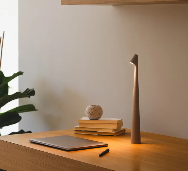 Lampe*Vibia Lampe à poser, Africa 5580, , LED, dim, 2700K, 520 lm, L5cm, H45cm - marron D1