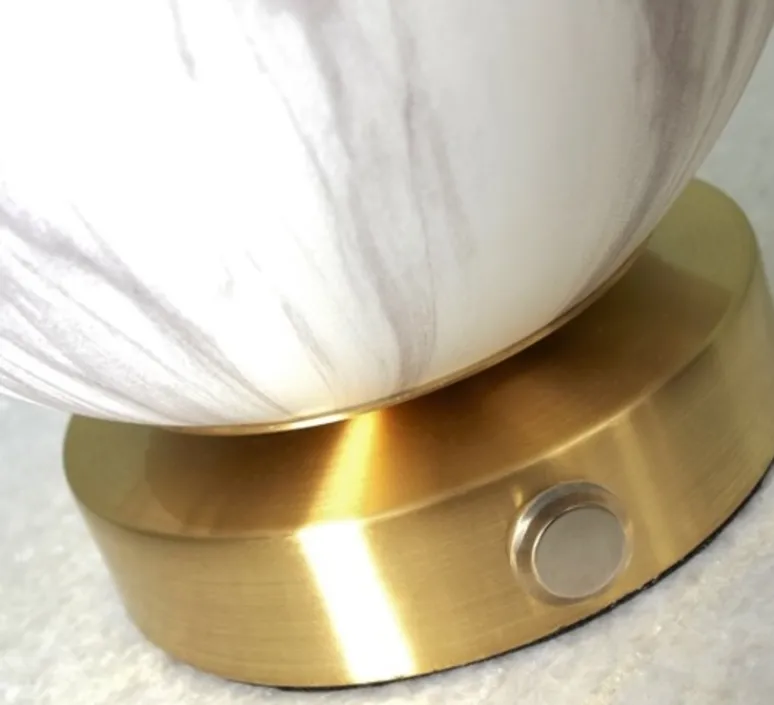 Lampe*It's about Romi Lampe à poser, Carrara, Finition , Ø16cm, H18cm - Marbre blanc, laiton