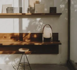 Lampe*Santa & Cole Lampe à poser, Cesta Metallica, , Ø35cm, H51cm - métal et bois, poignée cuir