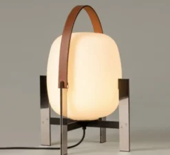 Lampe*Santa & Cole Lampe à poser, Cesta Metallica, , Ø35cm, H51cm - métal et bois, poignée cuir