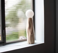 Lampe à poser, Cléo, Pin, Ø12cm, H52cm - Alice Lahana Studio