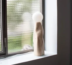 Lampe à poser, Cléo, Pin, Ø12cm, H52cm - Alice Lahana Studio