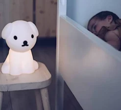 Lampe à poser enfant, Veilleuse, First Light - Chien Snuffy, blanc, LED, 2700K, 100lm, L16cm, H23cm - Mr Maria