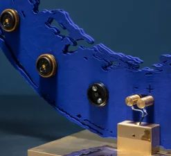 Lampe à poser, Ensō, Bleu Catellani, LED, dim, 2700K, 1749 lm, L25cm, H66cm - Catellani & Smith