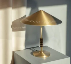 Lampe*Lyfa Lampe à poser, Governor, , Ø40,5cm, H45,4cm - laiton, noyer