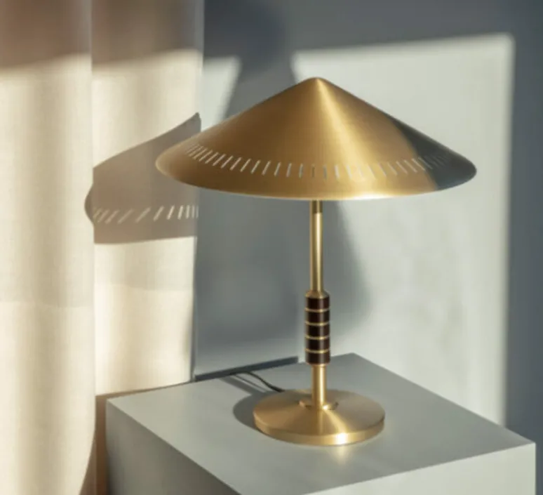 Lampe*Lyfa Lampe à poser, Governor, , Ø40,5cm, H45,4cm - laiton, noyer