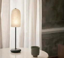 Lampe*Ferm Living Lampe à poser, Gry, , LED, dim, 3000K, 240 lm, Ø10cm, H44,3cm - noir